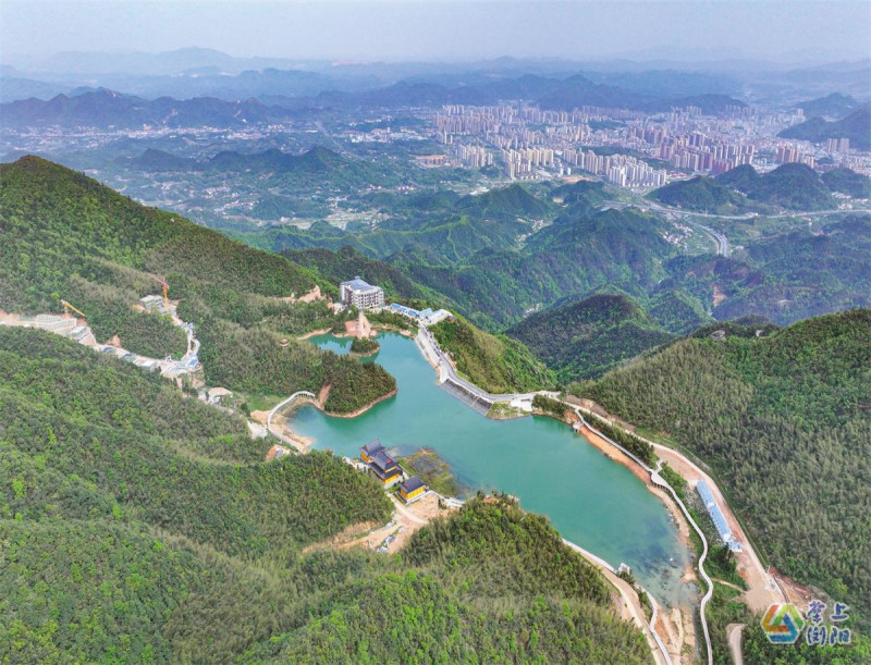 从高空俯瞰，澄澈的天湖之畔，道吾山芳草地度假酒店项目整体轮廓已经显现，天湖宾馆、花园酒店、明珠酒店、道吾山庄四大子项目正加快建设，全力冲刺10月开业目标。