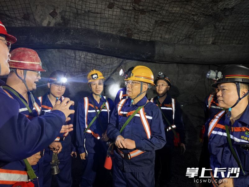在湖南博隆矿业开发有限公司，陈博彰检查井下生产作业面情况。