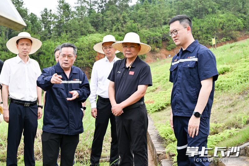 在浏阳市七宝山铜锌矿业有限公司红枧冲尾矿库，陈博彰实地检查排水防渗、在线监测等情况。 均为长沙晚报全媒体记者 王志伟 摄