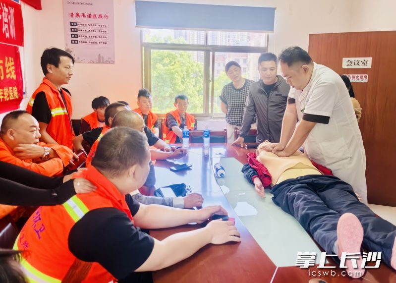 专家现场给环卫工人讲解急救技能。 均为长沙晚报全媒体记者 李卓 摄
