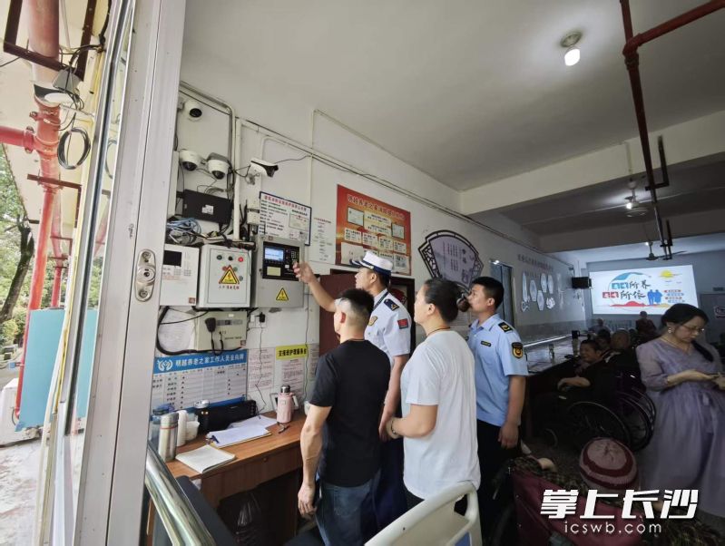消防监督员在一线进行指导。 长沙晚报通讯员 方圆 摄