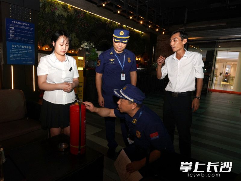 宁乡大队消防监督员认真检查灭火设施。 长沙晚报通讯员 方圆 摄