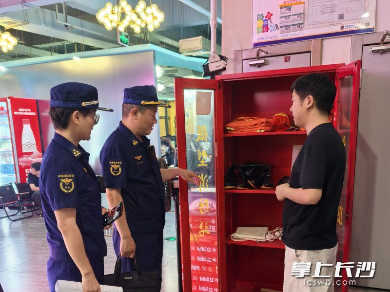 图为消防监督员在进行夜查。 长沙晚报通讯员 李文翠 摄