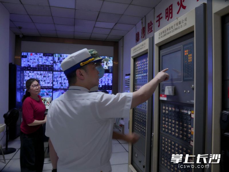 雨花区消防监督员在夜查中。 长沙晚报通讯员 时小尧 摄
