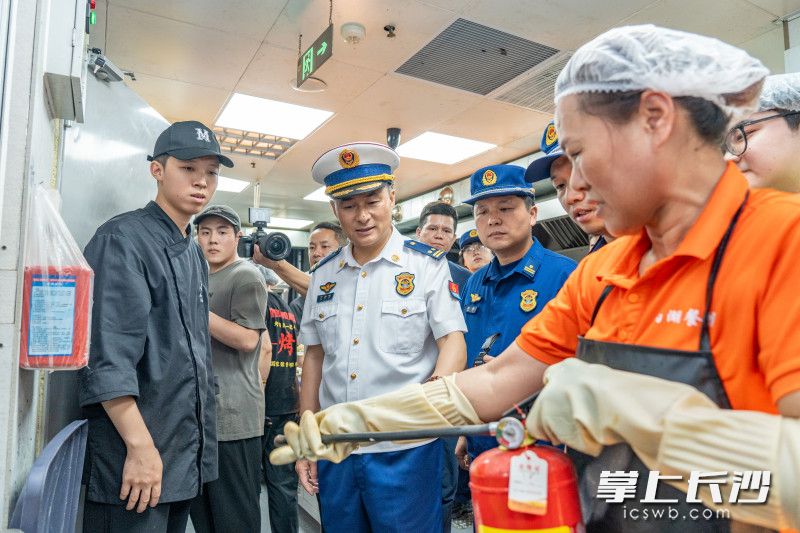 检查组随机抽查员工使用灭火器的掌握情况。 长沙晚报通讯员 谢海鹏 摄