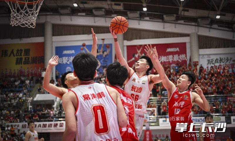 长沙队薛金昆上篮。