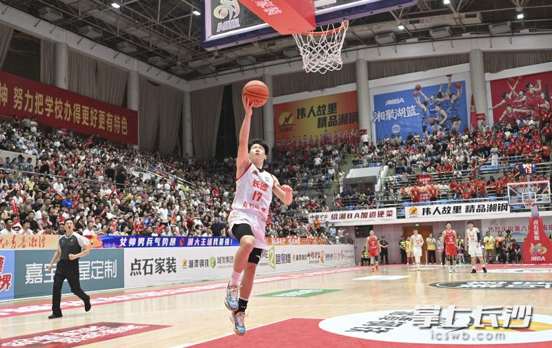 长沙队陈天灿快攻上篮。