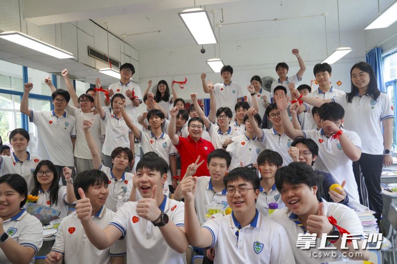 最后一节班会上，学生们和班主任合影留念。