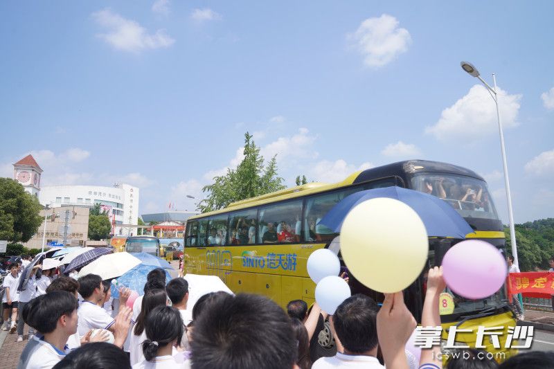 学弟学妹们高举气球高喊：“高考大捷，妙笔生花。”