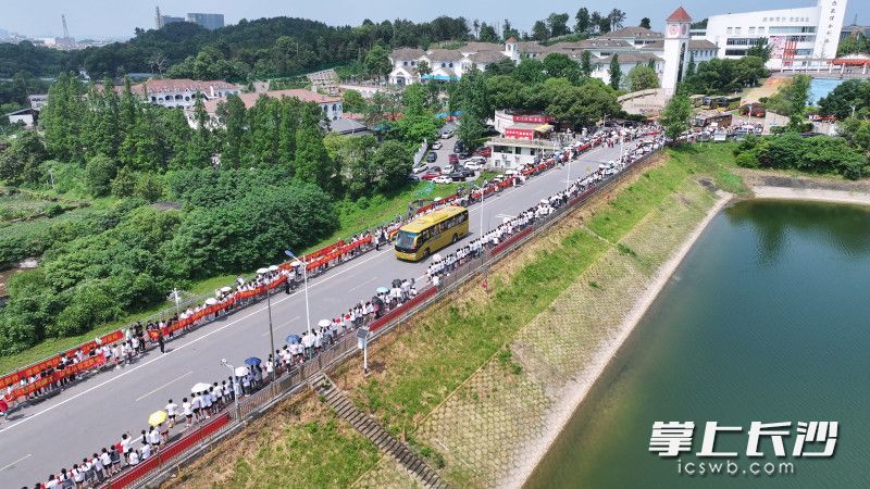 6月6日，长沙市同升湖高级中学近千名考生在全校师生、家长及往届校友的欢送下，登上17辆大巴车，信心满满奔赴高考“战场”。 长沙晚报全媒体记者 周数邑 摄