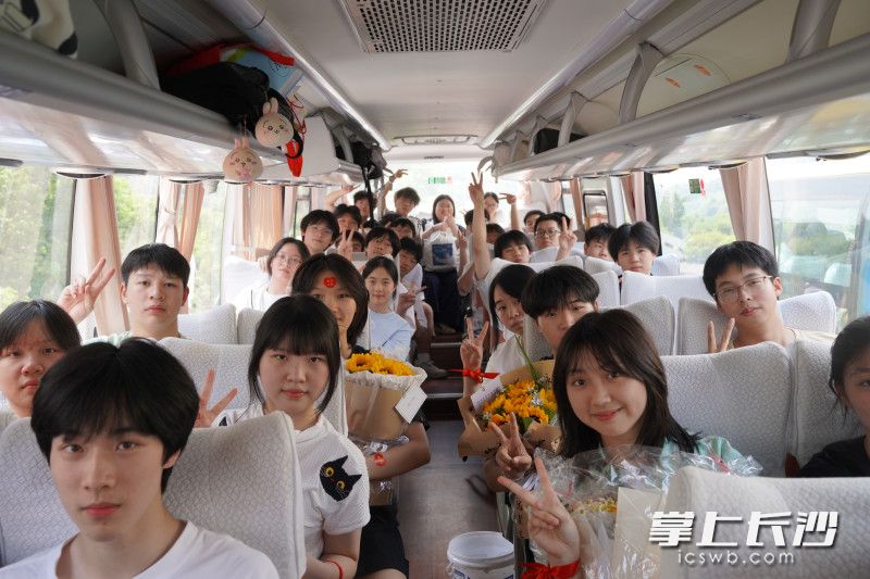 即将奔赴考点的高三学子们，个个信心满满。