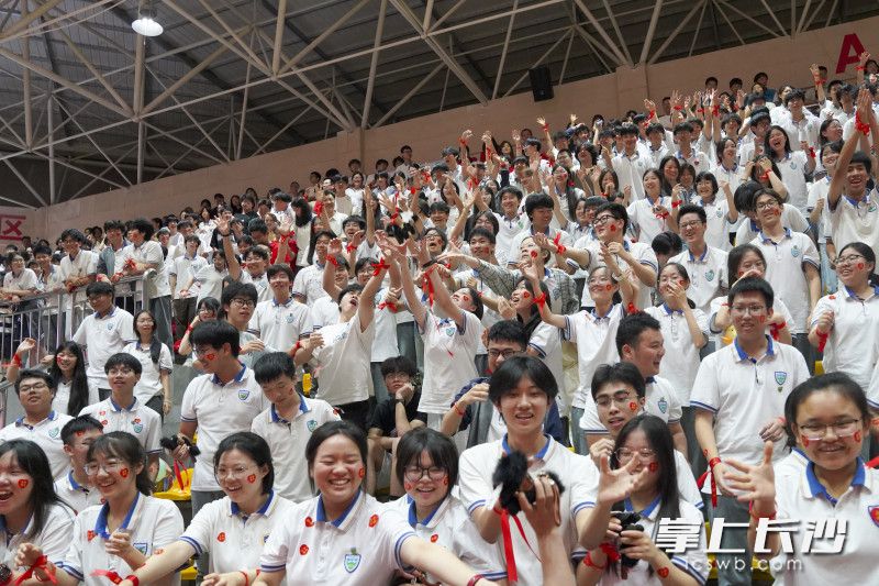 在高考动员大会上，一匹匹黑色小马——“黑马”被送出，鼓励每一位考生“成为高考中那匹耀眼的黑马”。现场欢呼声震天，学生们争相接住这份特殊的礼物。