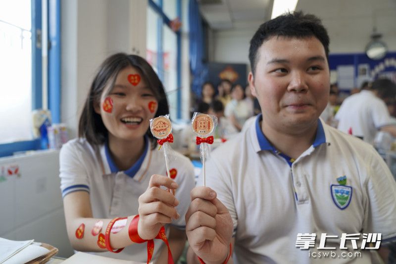 班主任准备了特制“棒棒糖”，寓意大家高考棒棒棒。