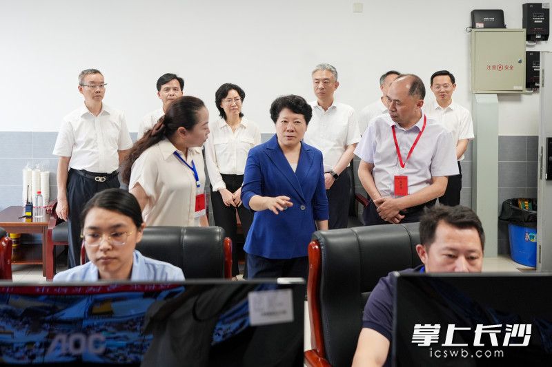 6月6日，省委常委、市委书记吴桂英检查高考准备工作，来到长沙市一中考点。长沙晚报全媒体记者 郭雨滴 摄