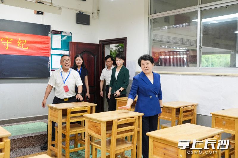 吴桂英在长沙市实验中学考点督导检查。长沙晚报全媒体记者 郭雨滴 摄