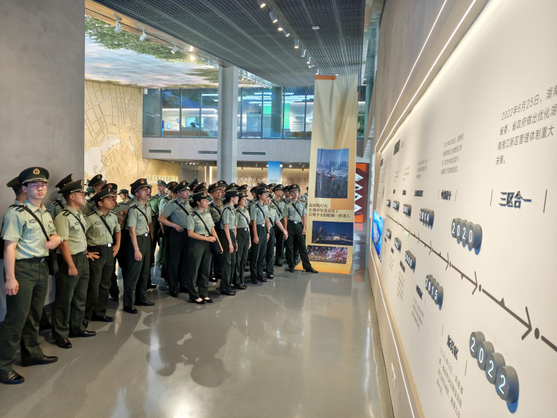 学员们参观主题展览。