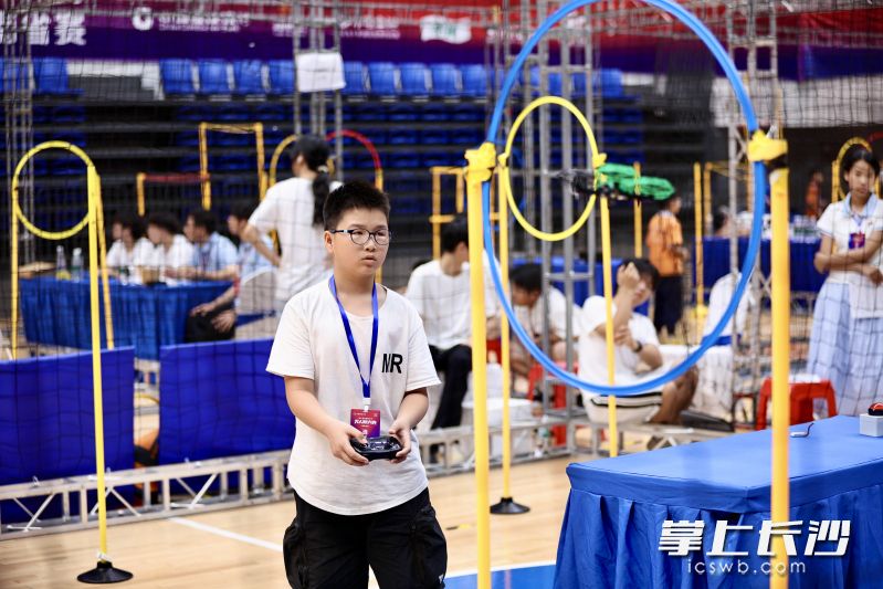 个人越障飞行。