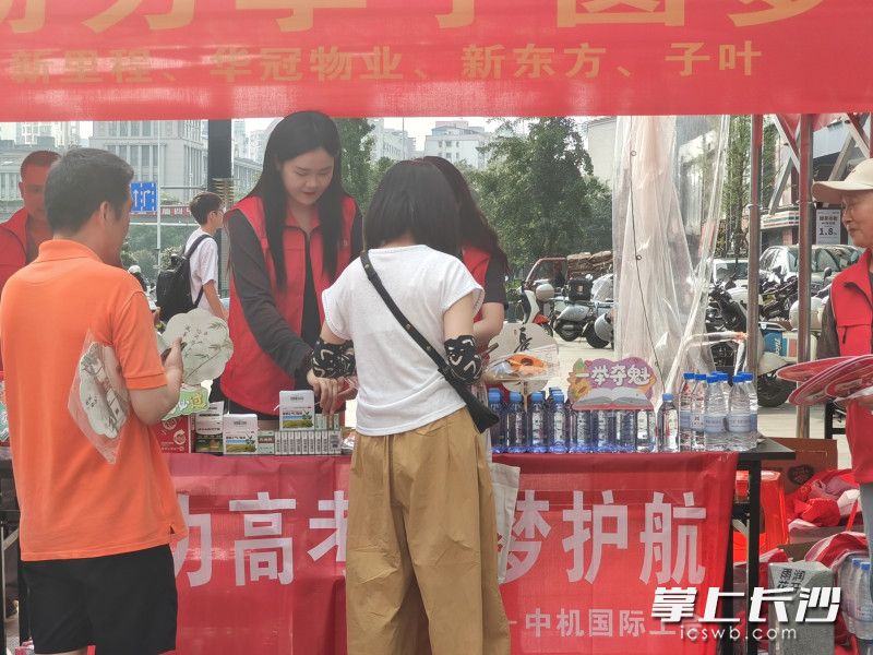 护航高考学子，辖区爱心企业始终一路同行。