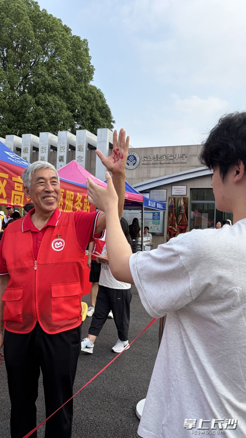 陈小明手写“成”字，为学生送祝福。受访者供图