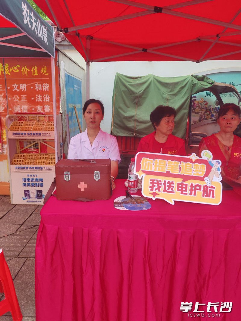 杨静带着“护考百宝箱”护考。