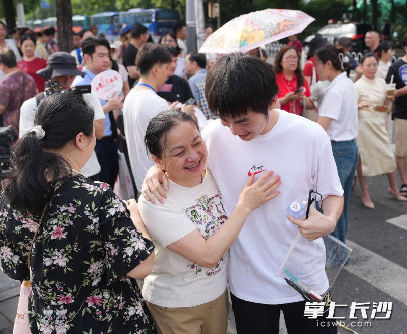 6月7日上午，湖南师范大学附属中学考点，前来送考的妈妈给孩子深情拥抱，加油鼓劲。
