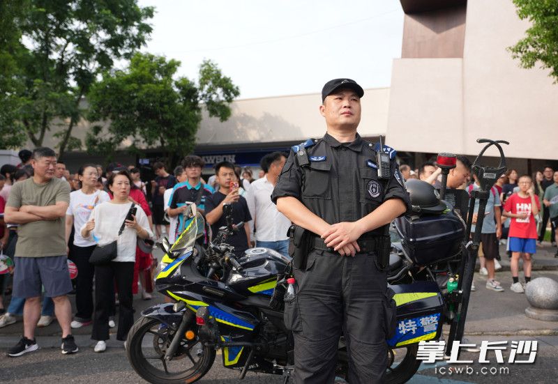 6月7日上午，湖南师范大学附属中学考点，长沙巡特警支队湘江新区大队特警为考生保驾护航。