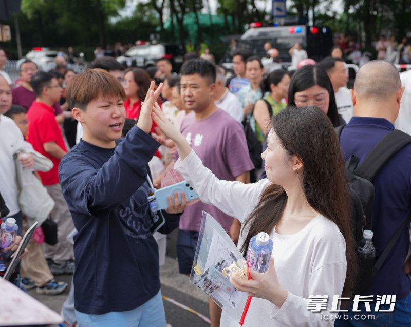 6月7日上午，湖南师范大学附属中学考点，进考场前，前来送考的亲朋好友与考生击掌鼓励。