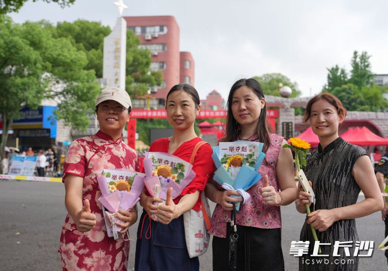 6月7日，湖南师范大学附属中学考点，妈妈们为孩子们点赞，加油鼓劲。