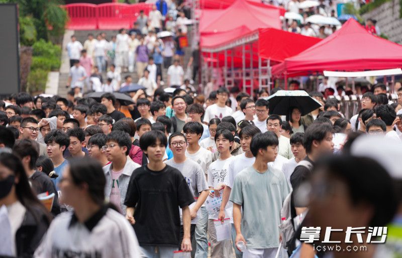 6月7日，湖南师范大学附属中学考点，第一科语文考试结束后，考生们自信走出考场。