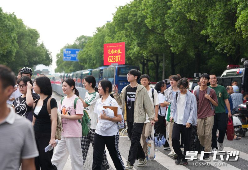 6月7日上午，湖南师范大学附属中学考点，考生们有序进入考场。