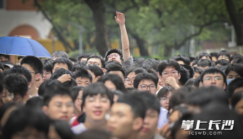 上午语文科目考试结束，考生轻松走出考场。
