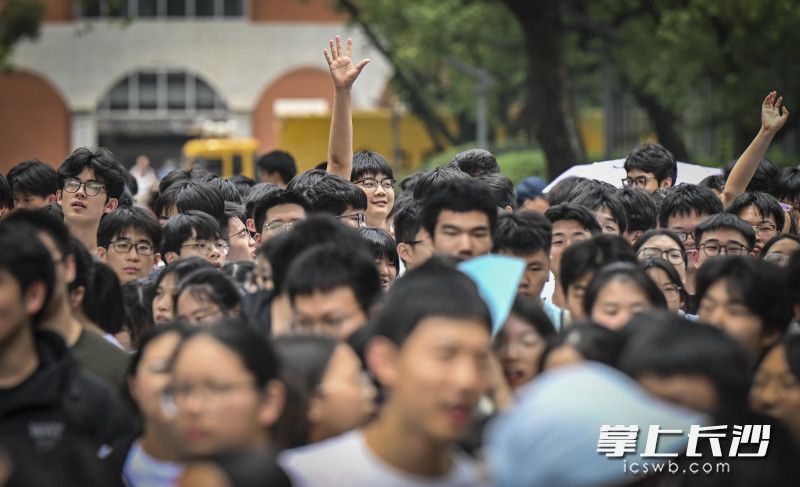 上午语文科目考试结束，考生轻松走出考场。