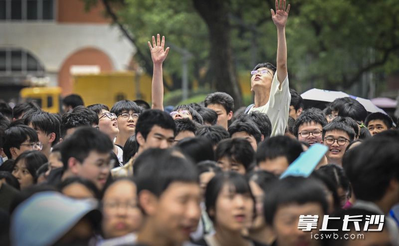 上午语文科目考试结束，考生轻松走出考场。