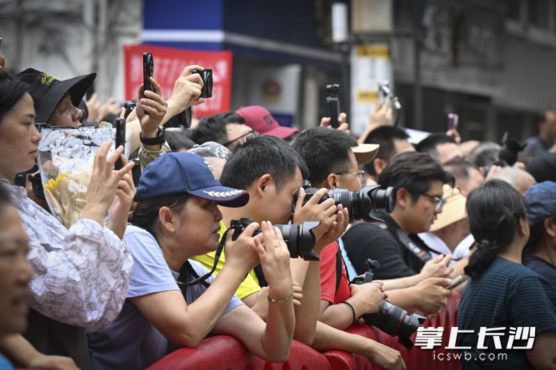 考场外，市民用相机手机记录经典时刻。
