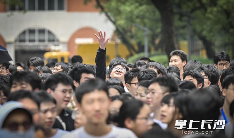 上午语文科目考试结束，考生轻松走出考场。