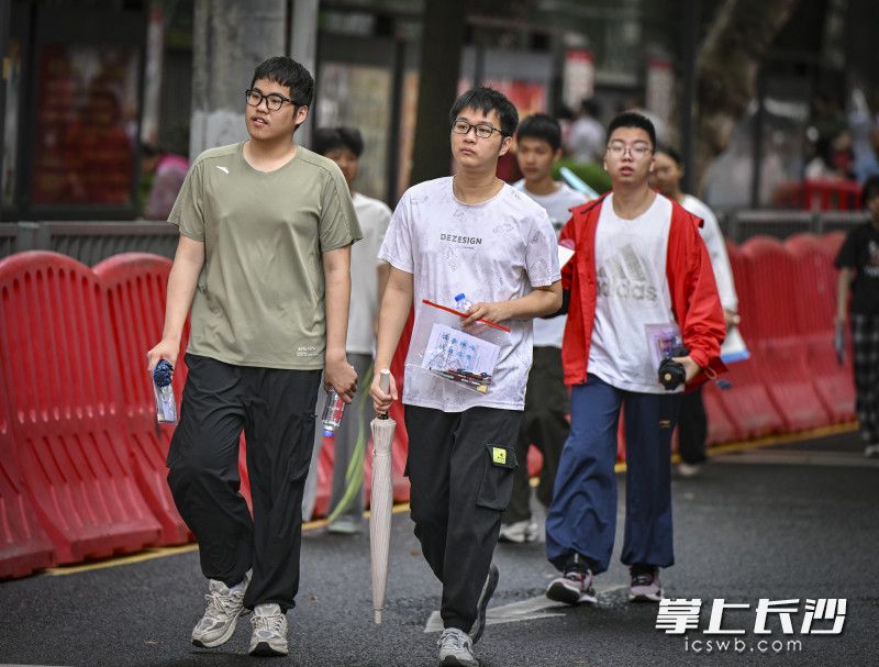 在长沙市一中考点外，考生从容进入考场。