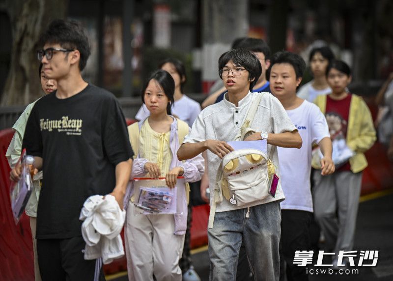 在长沙市一中考点外，考生从容进入考场。均为长沙晚报全媒体记者 余劭劼 摄