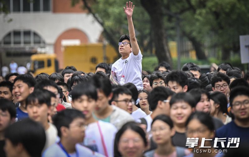 下午数学科目考试结束，考生轻松走出考场。