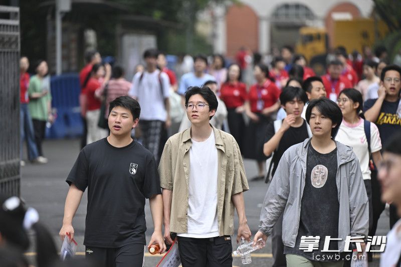 走出考场的考生们。