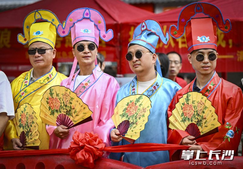 考生家长打扮成“四大才子”为考生加油打气。