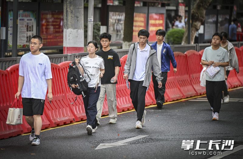 在长沙市一中考点外，考生从容进入考场。