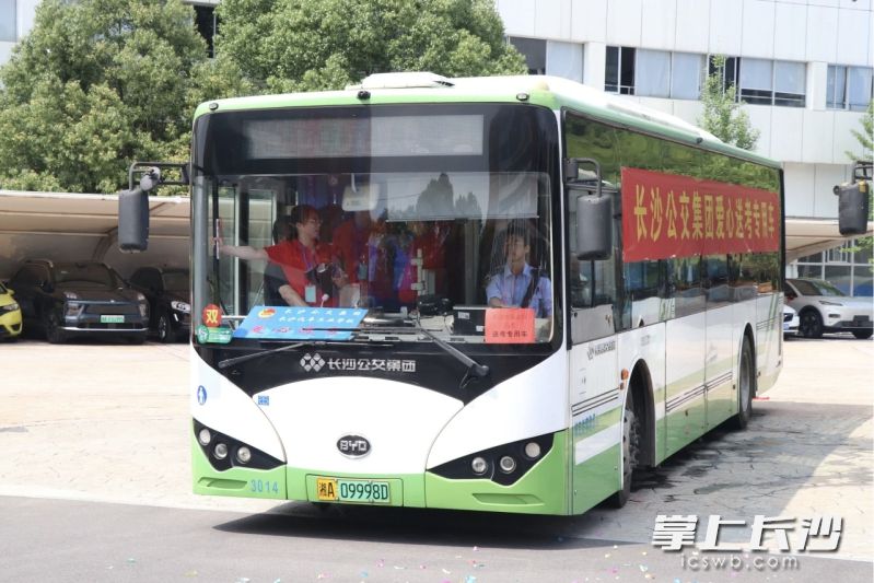 长沙公交集团派出五辆“长沙汽车工业学校共青团号”专车爱心送考。长沙晚报通讯员 曹星云 摄 长沙公交集团派出五辆“长沙汽车工业学校共青团号”专车爱心送考。长沙晚报通讯员 曹星云 摄