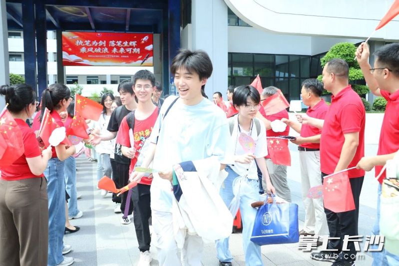 长沙航天学校的老师们在校门列队,以击掌加油的方式,目送同学们登车赴考,用掌心的温度,化作前行的底气。长沙晚报通讯员 何文姬 摄 长沙航天学校的老师们在校门列队,以击掌加油的方式,目送同学们登车赴考,用掌心的温度,化作前行的底气。长沙晚报通讯员 何文姬 摄