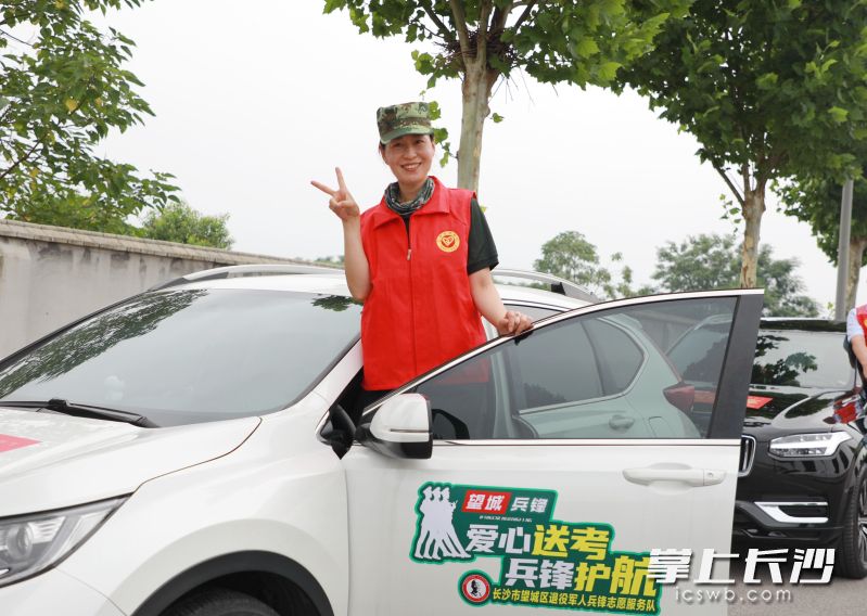 参与送考的志愿者。