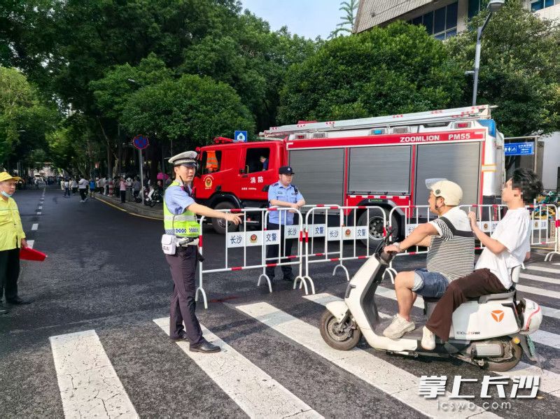 开福交警在市一中考点外维持秩序。通讯员 赵东平 摄