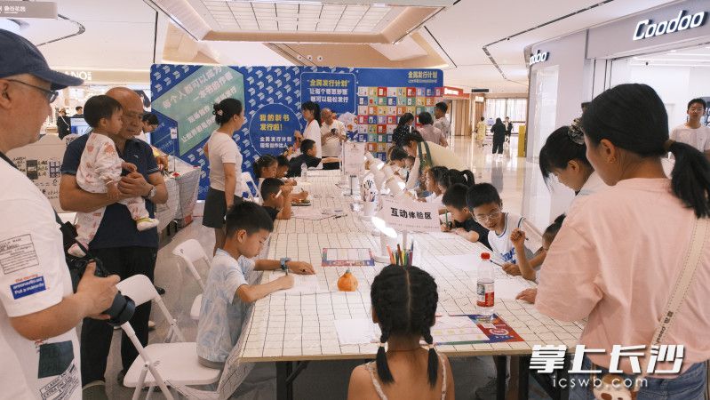 孩子们在美术老师指导下进行“童年的天空”主题“一纸书”创作。