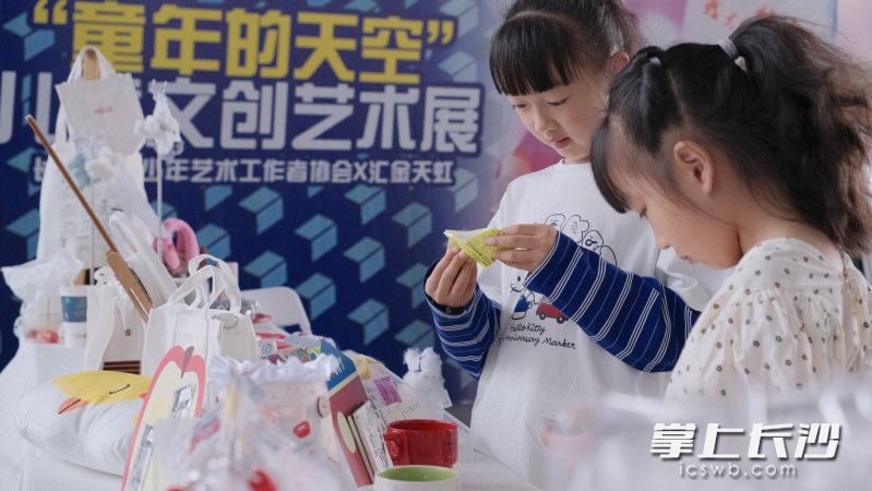孩子创作作品。