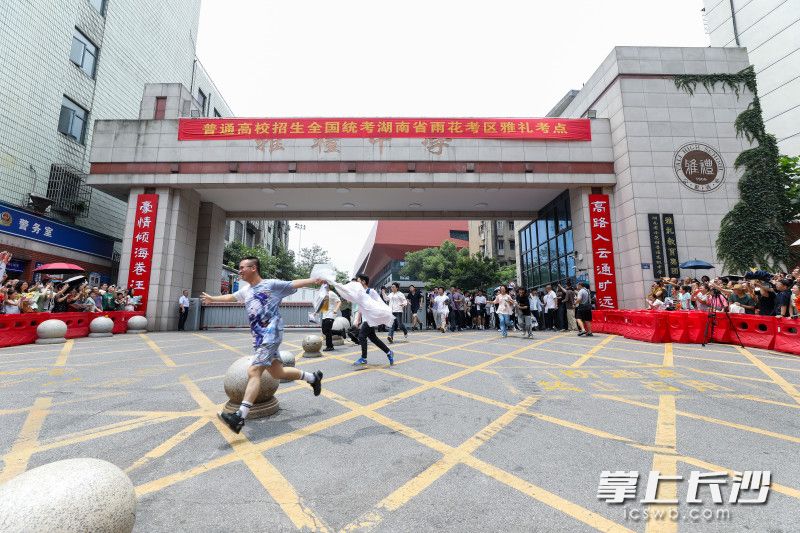 2026年高考雅礼中学考点，语文科目考试结束，考生冲出考场。均为长沙晚报全媒体记者 董阳 摄