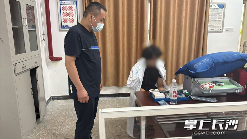 考生在得到医护人员专业护理后，继续奔赴考场。图片均由通讯员 提供