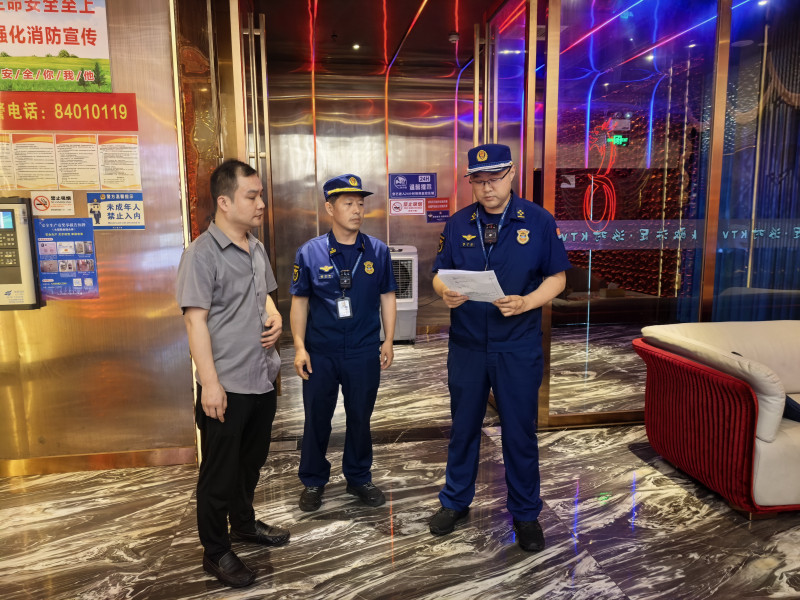 消防人员在夜查中。 长沙晚报通讯员 王磊 摄